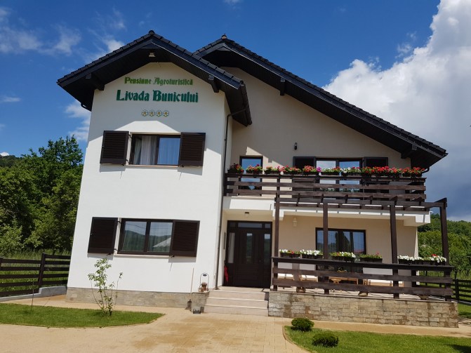 intrare Pensiunea Livada Bunicului