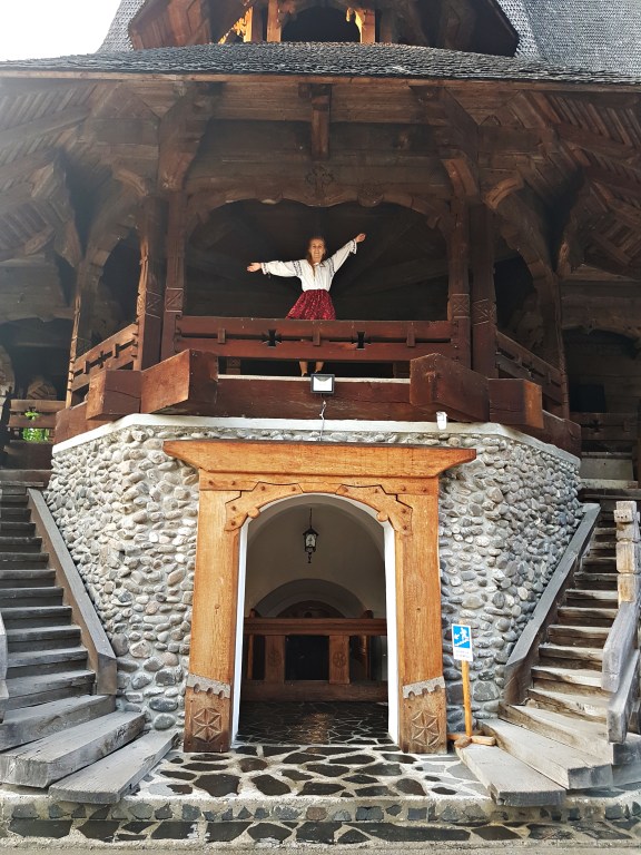 pridvor Manastirea Sapanta Peri