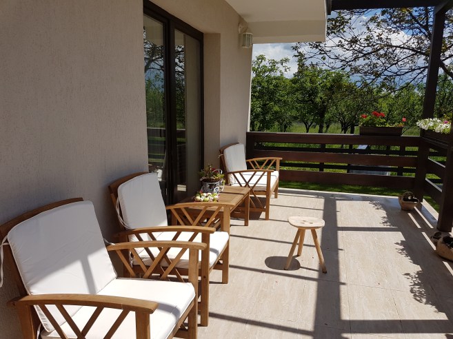 terasa exterioara pensiune livada bunicului corbi