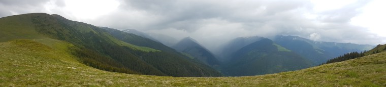 Varful Moldoveanu acoperit de nori