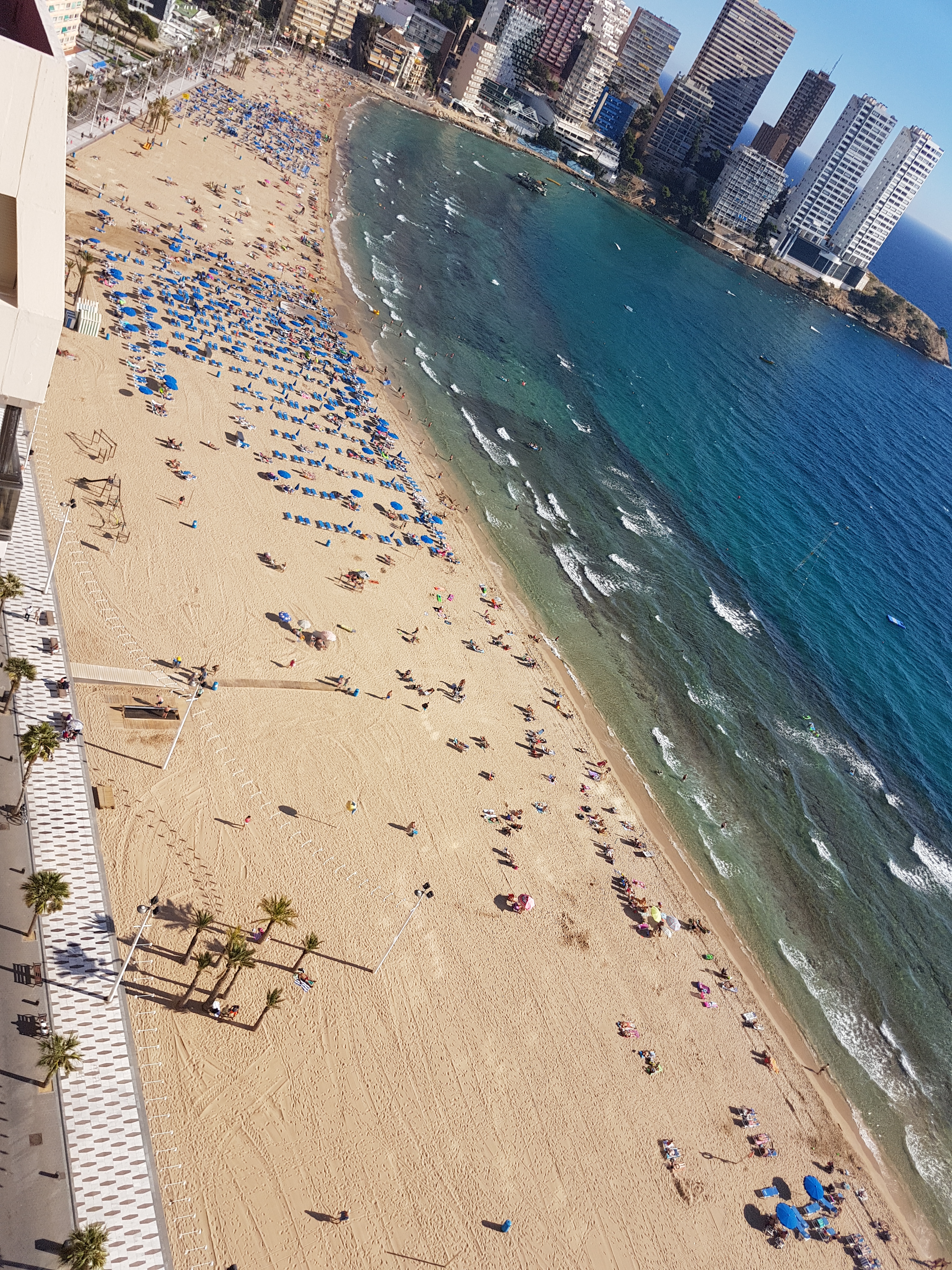 plaje in Benidorm Spania cu nisip fin ideala pentru copii,